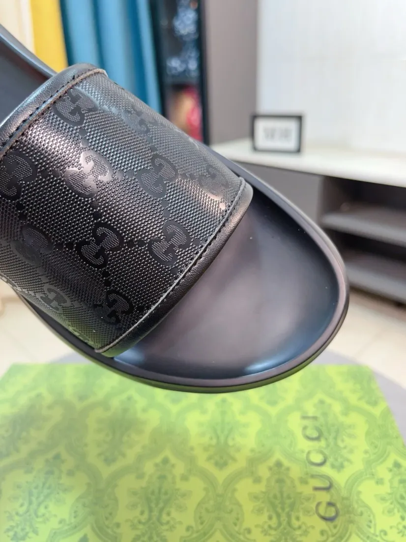 Men's shoes 💰260🌹🌹 (gucci-Gucci) New men's slippers, high-end boutique, made of cowhide, with exquisite embossed logo decoration on the upper, fine workmanship, super soft soles, casual, loose and comfortable, a must-have in summer! \nsize：38-44